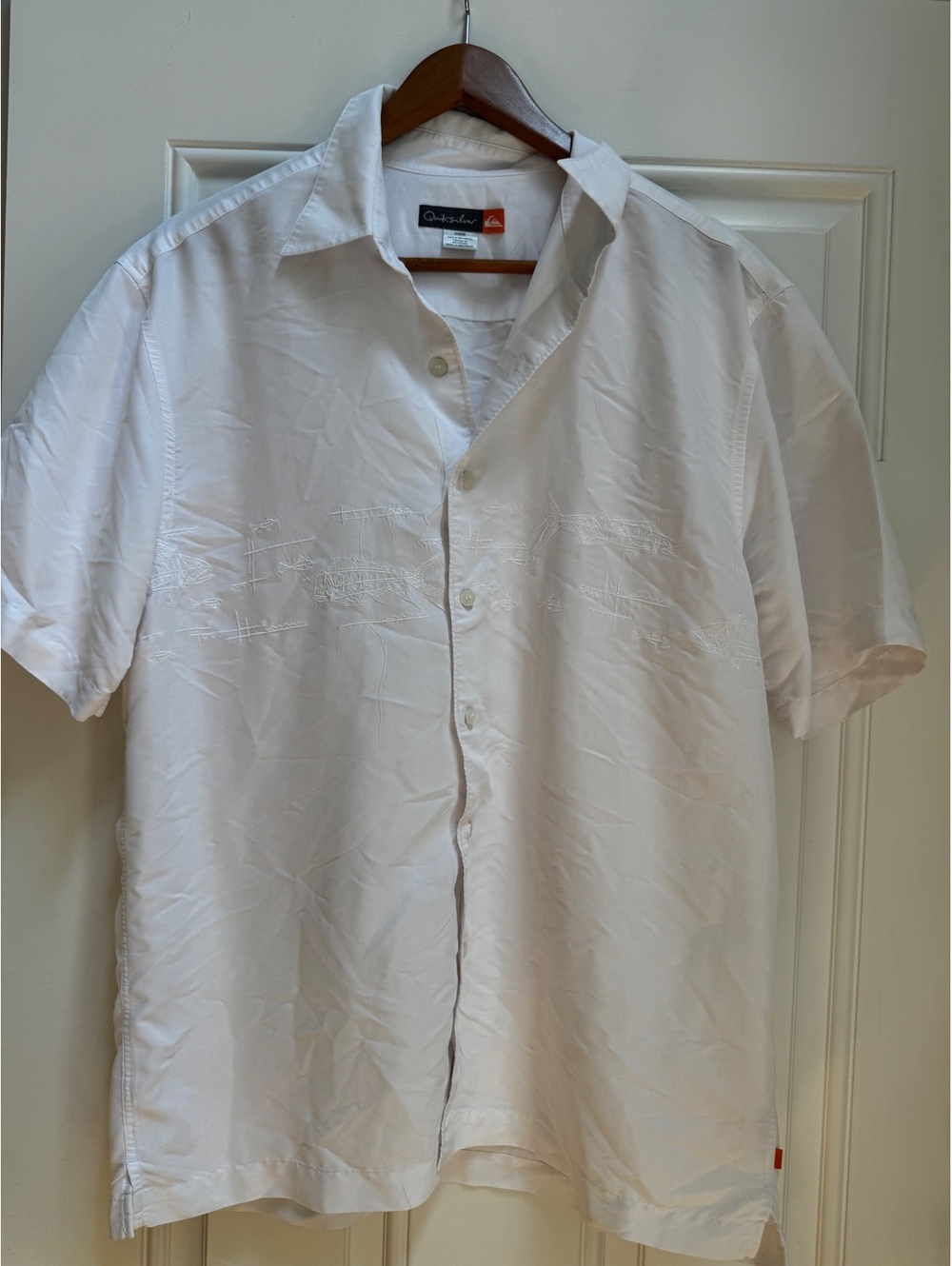 Quiksilver Men’s Medium Aloha Shirt White Embroidered Fish Button Up Beach Caban